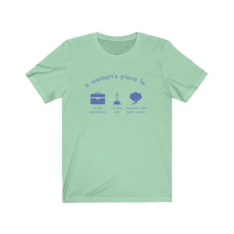 A Woman's Place Is... Uniseks T-shirt - feministisch shirt, cadeaus voor haar, Girl Power Mint