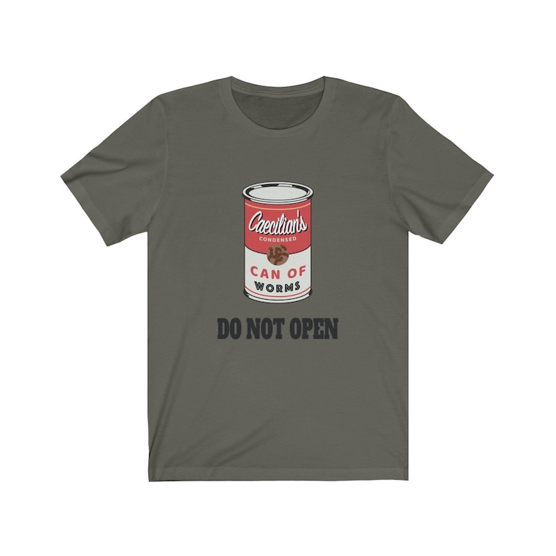 Puede incluir: Una camiseta verde con un gr&aacute;fico de una lata roja etiquetada "Caecilians Condensed Can of Worms" con el texto "Do Not Open" debajo.