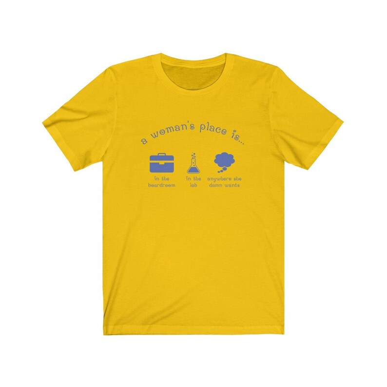 A Woman's Place Is... Uniseks T-shirt - feministisch shirt, cadeaus voor haar, Girl Power Maize Yellow