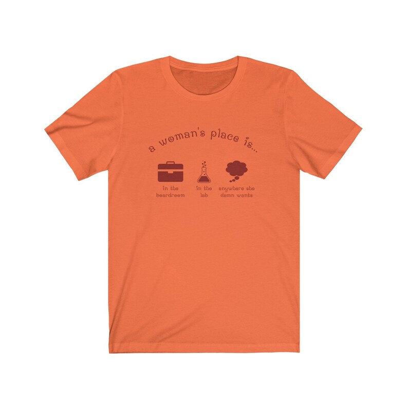 A Woman's Place Is... Uniseks T-shirt - feministisch shirt, cadeaus voor haar, Girl Power Orange