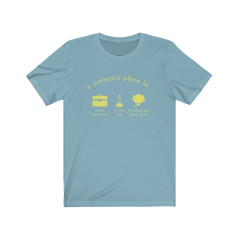 A Woman's Place Is... Uniseks T-shirt - feministisch shirt, cadeaus voor haar, Girl Power Baby Blue