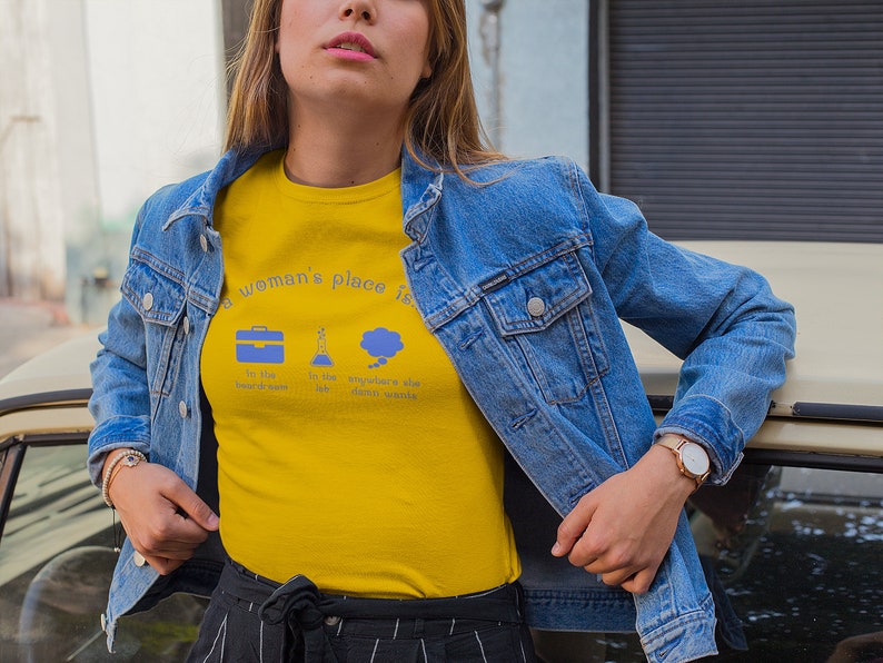 A Woman's Place Is... Uniseks T-shirt - feministisch shirt, cadeaus voor haar, Girl Power afbeelding 5