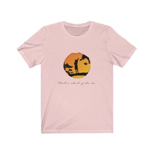 Camiseta feminista "Eso es lo que hacen las chicas", camiseta unisex: poder femenino, empoderamiento de la mujer, Día Internacional de la Mujer Soft Pink