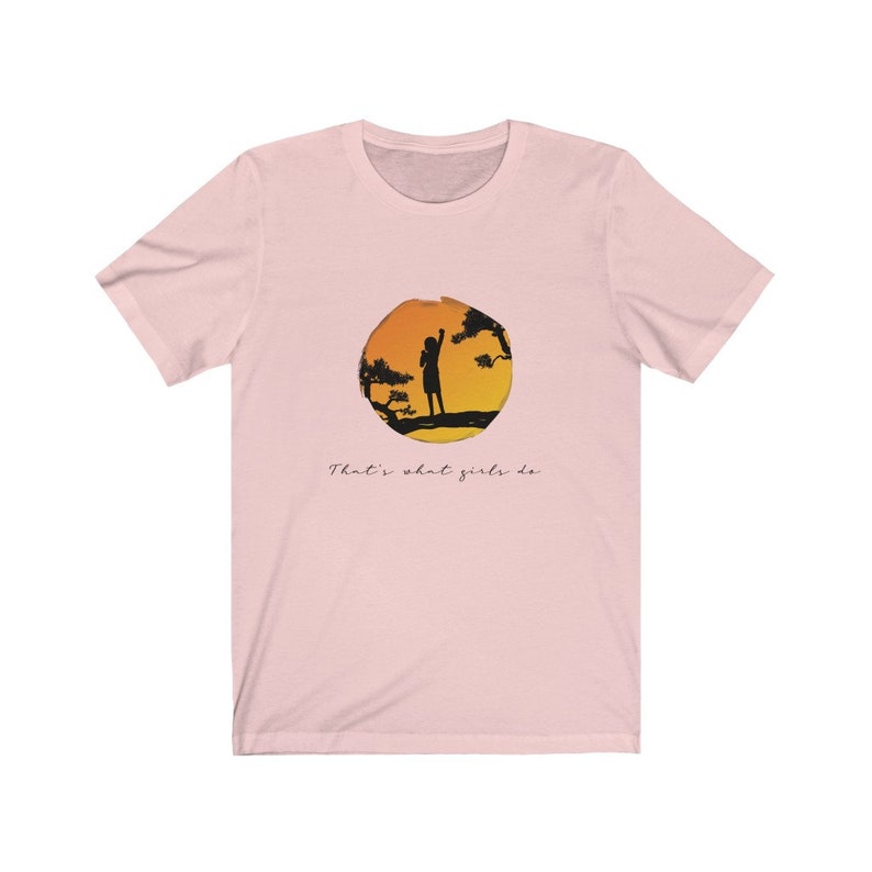 Camiseta feminista "Eso es lo que hacen las chicas", camiseta unisex: poder femenino, empoderamiento de la mujer, Día Internacional de la Mujer Soft Pink