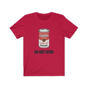 Puede incluir: Camiseta roja con un gr&aacute;fico de una lata de gusanos. La lata es roja y blanca con el texto "Caecilians Condensed Can of Worms" y "Do Not Open".