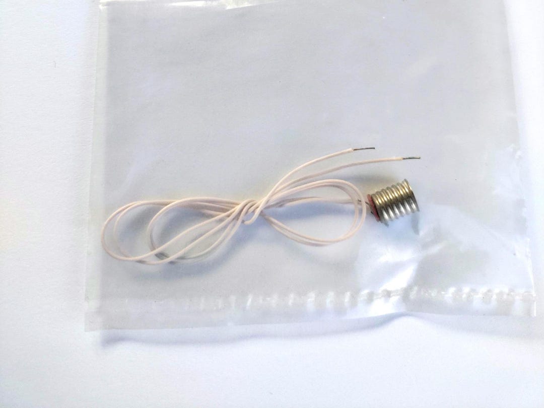 Cir Kit Concepts Item 1010-8A, Screw Base Socket. Included is a Silver ...