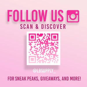 Puede incluir: Gr&aacute;fico rosa y blanco con el texto "FOLLOW US" y un icono de Instagram rosa. Debajo del texto hay un c&oacute;digo QR rosa y blanco con el texto "SCAN & DISCOVER" y "@LBSUPPLY_" debajo del c&oacute;digo QR. El texto "FOR SNEAK PEAKS, GIVEAWAYS, AND MORE!" est&aacute; en la parte inferior del gr&aacute;fico.
