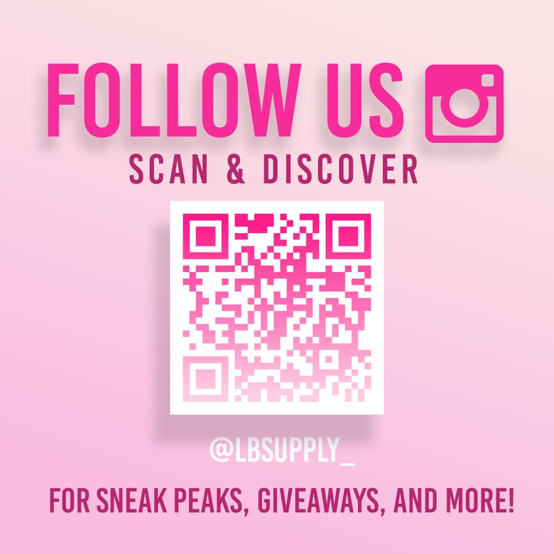 Puede incluir: Gr&aacute;fico rosa y blanco con el texto "FOLLOW US" y un icono de Instagram rosa. Debajo del texto hay un c&oacute;digo QR rosa y blanco con el texto "SCAN & DISCOVER" y "@LBSUPPLY_" debajo del c&oacute;digo QR. El texto "FOR SNEAK PEAKS, GIVEAWAYS, AND MORE!" est&aacute; en la parte inferior del gr&aacute;fico.