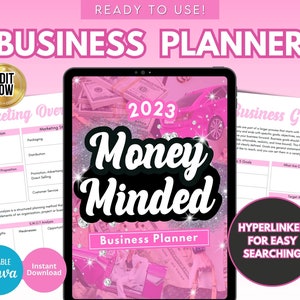 Puede incluir: Una tableta digital rosa y negra que muestra un planificador de negocios con el texto "Money Minded" y "Business Planner" en la pantalla. El fondo del planificador es un diseño brillante rosa y blanco con imágenes de dinero y un coche rosa. La tableta está sobre un fondo rosa y blanco con el texto "Ready to Use!" y "Business Planner" en letras grandes y negritas. El texto "Edit Now" está en un círculo dorado en el lado izquierdo de la imagen. El texto "Hyperlinked for Easy Searching" está en un círculo en el lado derecho de la imagen.