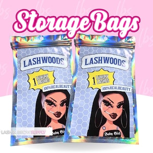 Puede incluir: Dos bolsas de almacenamiento hologr&aacute;ficas iridiscentes con una ilustraci&oacute;n de dibujos animados de una ni&ntilde;a con un cigarrillo y el texto "LASHWOODS 1st LUXURY LASHES 100% REALBEAUTY Baby Girl" en cada bolsa.