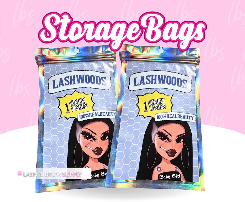 Puede incluir: Dos bolsas de almacenamiento hologr&aacute;ficas iridiscentes con una ilustraci&oacute;n de dibujos animados de una ni&ntilde;a con un cigarrillo y el texto "LASHWOODS 1st LUXURY LASHES 100% REALBEAUTY Baby Girl" en cada bolsa.