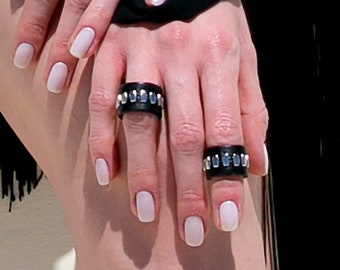 Anillos de cuero negro: anillos apilables con tachuelas plateadas