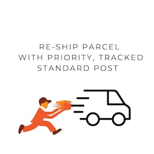 Könnte beinhalten: Ein orangefarbener Cartoon-Lieferant rennt mit einem Paket in der Hand und liefert es an einen schwarzen Lieferwagen. Der Text lautet "RE-SHIP PARCEL WITH PRIORITY, TRACKED STANDARD POST".