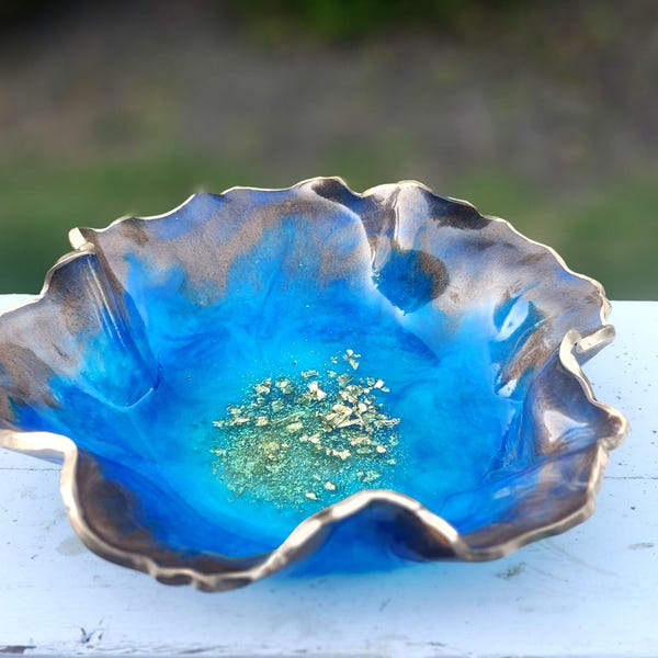 Resin Handmade Blue Bowl: Decorative Gold Accent Centerpiece