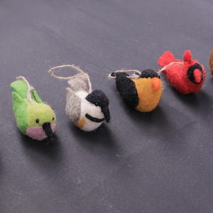 6 Stück Weihnachtsbaum Geschenkkörbe Vogel Design Kardinal Kolibri Stieglitz Hängedekorationen 2D Filzvögel Winter Urlaub Kindergarten Geschenk