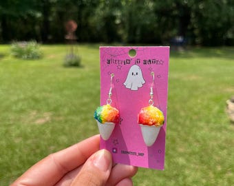Örhängen av regnbågsfärgad snökon i polymerlera: Söt sommargodis
