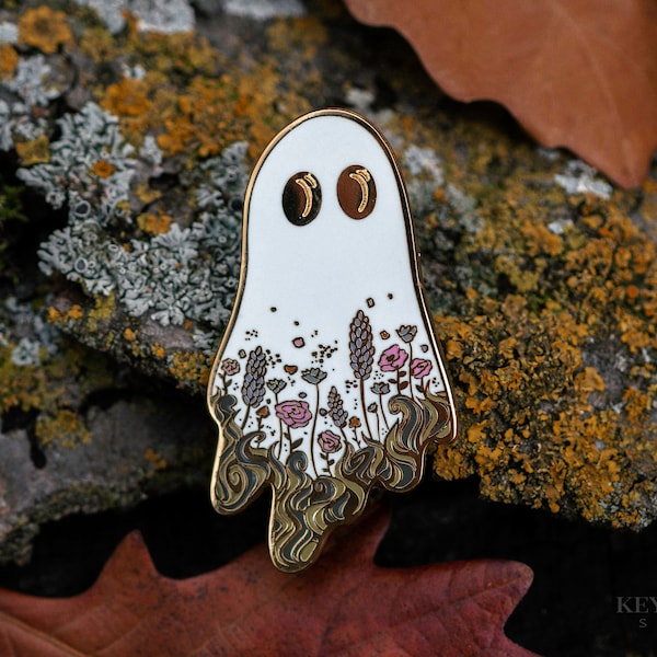 Pin de esmalte duro Garden Ghost - Colección espeluznante con buen gusto / Lindo pin de solapa fantasma Kawaii, regalo de otoño espeluznante Cottagecore