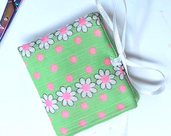 Pink Daisies Needle Book: Bright Green Floral Pocket Needle Organizer