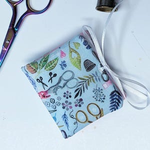 Scissors Print Needle Book: Blue Pocket Needle Organizer, Sewist Gift