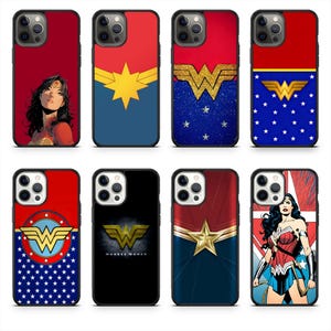 Könnte beinhalten: Acht Handyhüllen mit Superhelden-Designs. Die Hüllen zeigen Bilder von Wonder Woman, Captain Marvel und anderen Grafiken zum Thema Superhelden. Die Hüllen sind rot, blau, gold und schwarz.