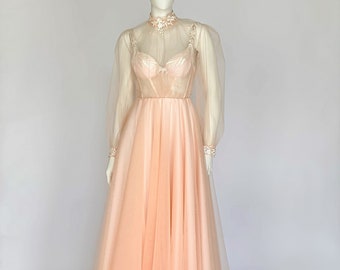 Pfirsichfarbenes Hochzeit- Braut- Ballkleid mit Korsett, einer schwerelose Bluse und Ausschnitt auf dem Rücken