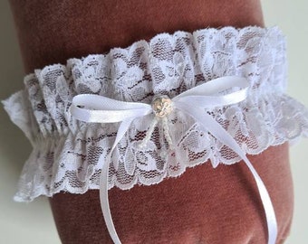 Retro-Spitzen-Brautstrumpfband verziert mit einer Schleife und einer kleinen Dekoration