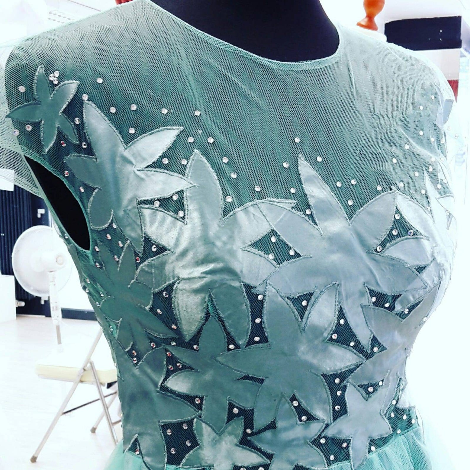 Ein helles mintfarbenes Kleid mit handgefertigten Sternen und | Etsy