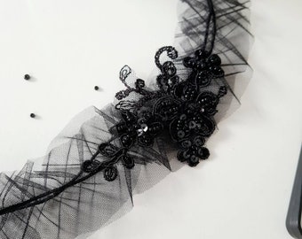 Handgemachtes schwarzes Strumpfband für die Braut, verziert mit Spitze und Perlen