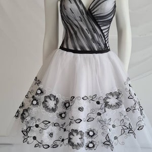 Kurzes Brautkleid, Schwarz-weißes Hochzeitskleid mit Korsett, kurzes Hochzeitskleid image 4