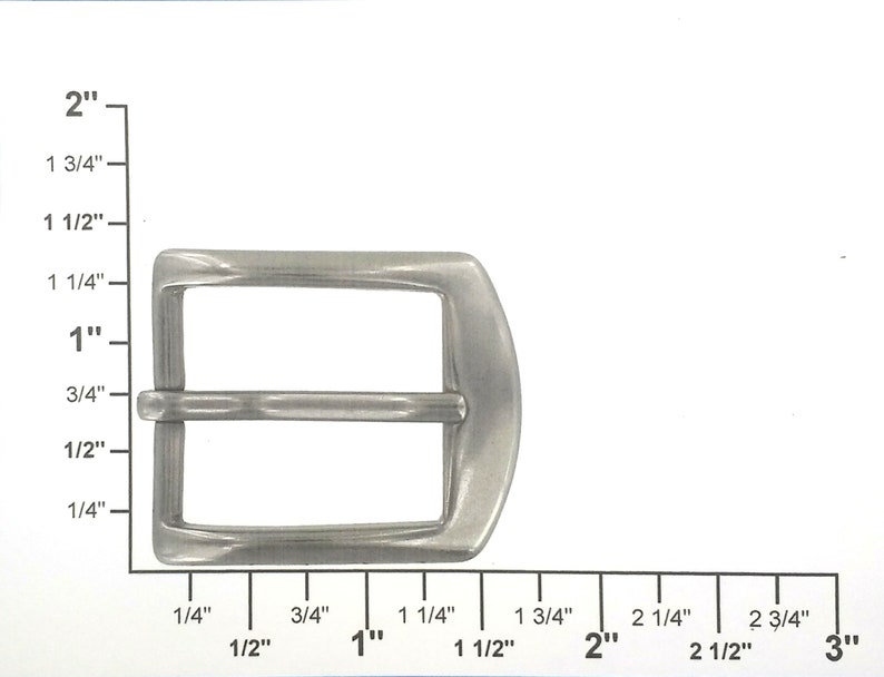 Puede incluir: Una hebilla de cintur&oacute;n de metal plateado que mide 2,5 cm de ancho y 3,8 cm de largo.