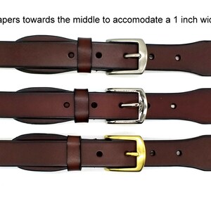 Puede incluir: Tres correas de cintur&oacute;n de cuero marr&oacute;n con diferentes acabados de hebilla: plata, n&iacute;quel y oro. El cuero se estrecha hacia el medio para acomodar una hebilla de 2,5 cm de ancho.