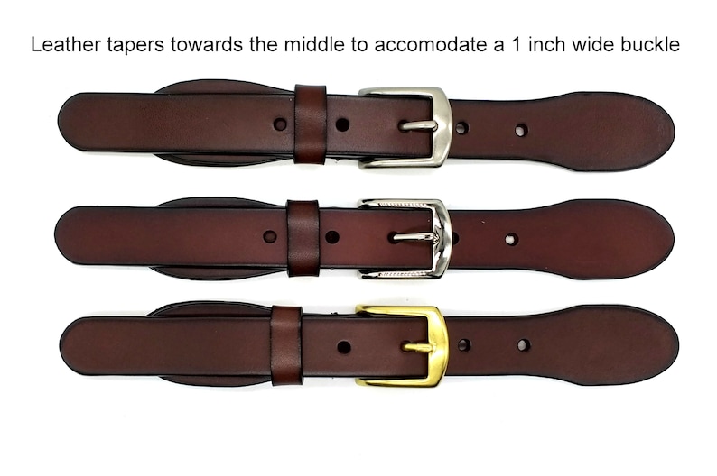 Puede incluir: Tres correas de cintur&oacute;n de cuero marr&oacute;n con diferentes acabados de hebilla: plata, n&iacute;quel y oro. El cuero se estrecha hacia el medio para acomodar una hebilla de 2,5 cm de ancho.