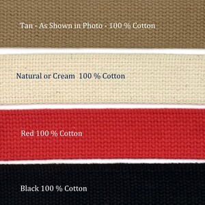Puede incluir: Cuatro muestras de cinta de algod&oacute;n en diferentes colores: marr&oacute;n, crema, rojo y negro. Cada muestra tiene el texto "100% algod&oacute;n" impreso en ella.