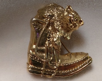 Vintage Signed 1928 Gold Tone Kitten or Cat in a Boot Brooch