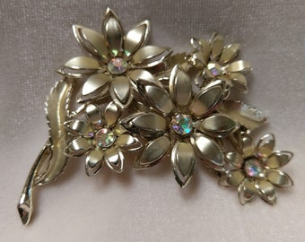 Vintage signierte Coro Gold Colored Brooch mit Aurora Borealis Rhinestones und Matte Finish Accents