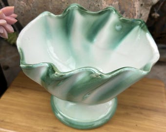 Maceta de cerámica vintage Hull Regal, blanca y verde con borde festoneado, 15 cm de largo.