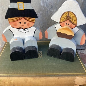 Cute Wood Handpainted Sitting Pilgrims