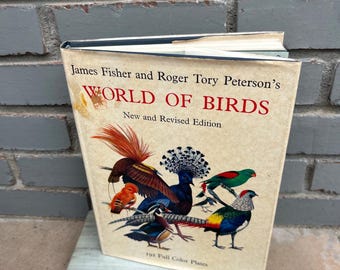 Libro antiguo de tapa dura “El mundo de las aves” con 192 láminas a todo color.