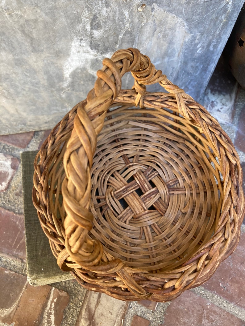 Adorable Round Basket With Handle Etsy