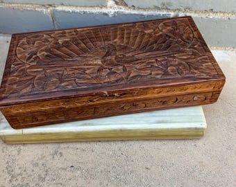 Caja de madera decorativa vintage tallada a mano con diseño de pavo real y tapa.