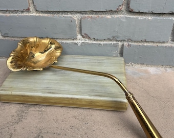 Cucharón antiguo de latón con forma de concha, 33 cm de largo, mango curvo, cucharón antiguo para servir.
