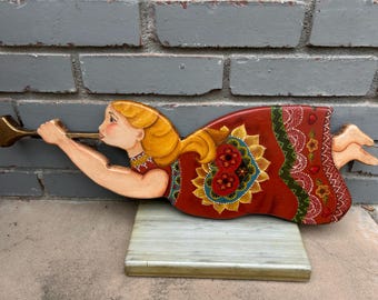 Ángel pintado a mano de arte popular vintage sobre madera, 21,5 pulgadas de largo.