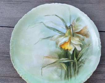 Plato antiguo de porcelana pintada a mano de Versalles, Baviera: narcisos amarillos vibrantes y ribete dorado, pieza de colección firmada por el artista, circa 1900.