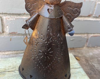 Portavelas antiguo de hojalata perforada con forma de ángel, 21,5 cm de altura.