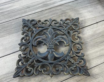 Vintage Fleur Di Lis Hierro Fundido Trivet 8.25" x 8.5"