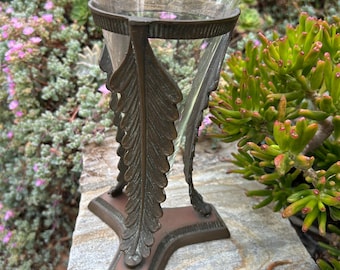 Jarrón de cristal estilo trompeta de la época Hollywood Regency con base de hoja de bronce patinado / Jarrón de centro de mesa estriado de estilo moderno de mediados de siglo