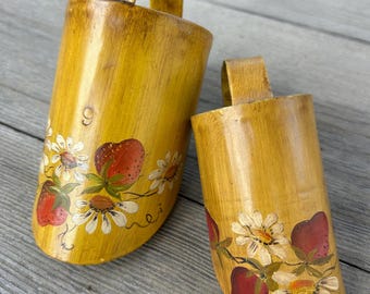 Cucharas metálicas vintage con fresas y margaritas pintadas a mano.