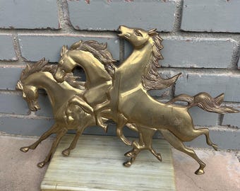 Decoración de pared vintage de latón macizo con forma de caballo al galope.