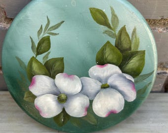 Bandeja redonda de madera pintada a mano con motivos florales de cornejo de estilo vintage.