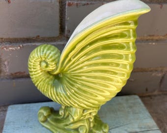 Jarrón vintage Royal Hager n.º 321 con forma de concha marina Nautilis Cornucopia verde